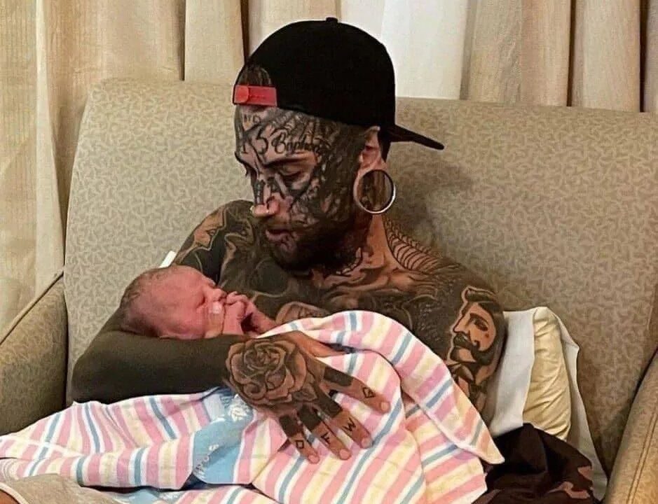 24-year-old dad, whose body is completely covered with over 200 tattoos removed them for the sake of his baby daughter